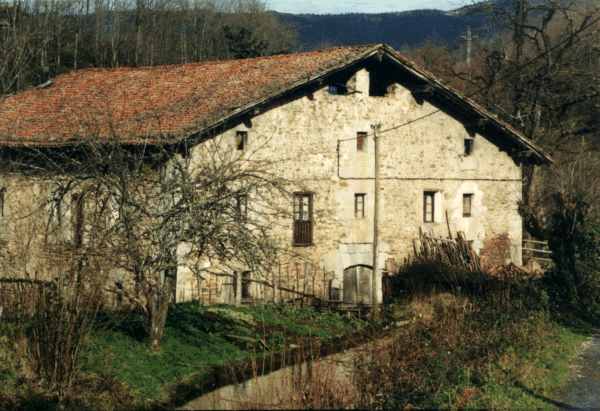 b_plaza.jpg (36774 bytes)