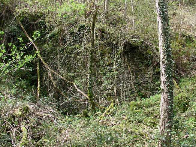 Ferrería de Amasaola, pared contra el monte.