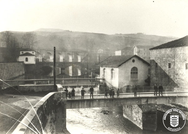 Foto antigua del puente de Santa Cruz