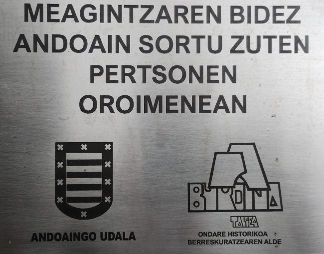 Placa dedicatoria a los mineros.