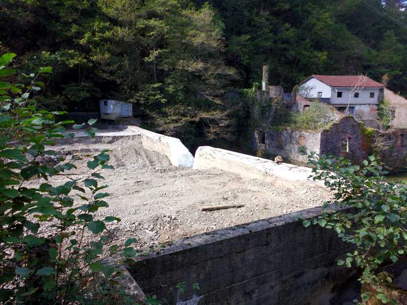 Presa de Olloki en 2018 tras las obras, vista desde arriba.