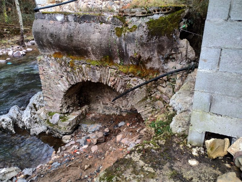 Tubo y arco en la parte trasera de Otita.