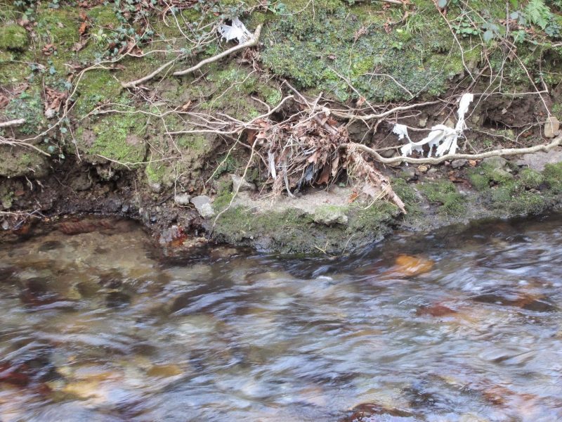 Hormigón negro en la orilla, de la ferrería de Urbieta.