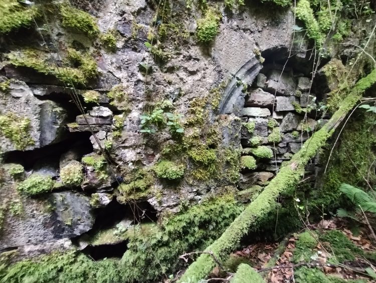 Marcas dejadas por una rueda hidráulica.